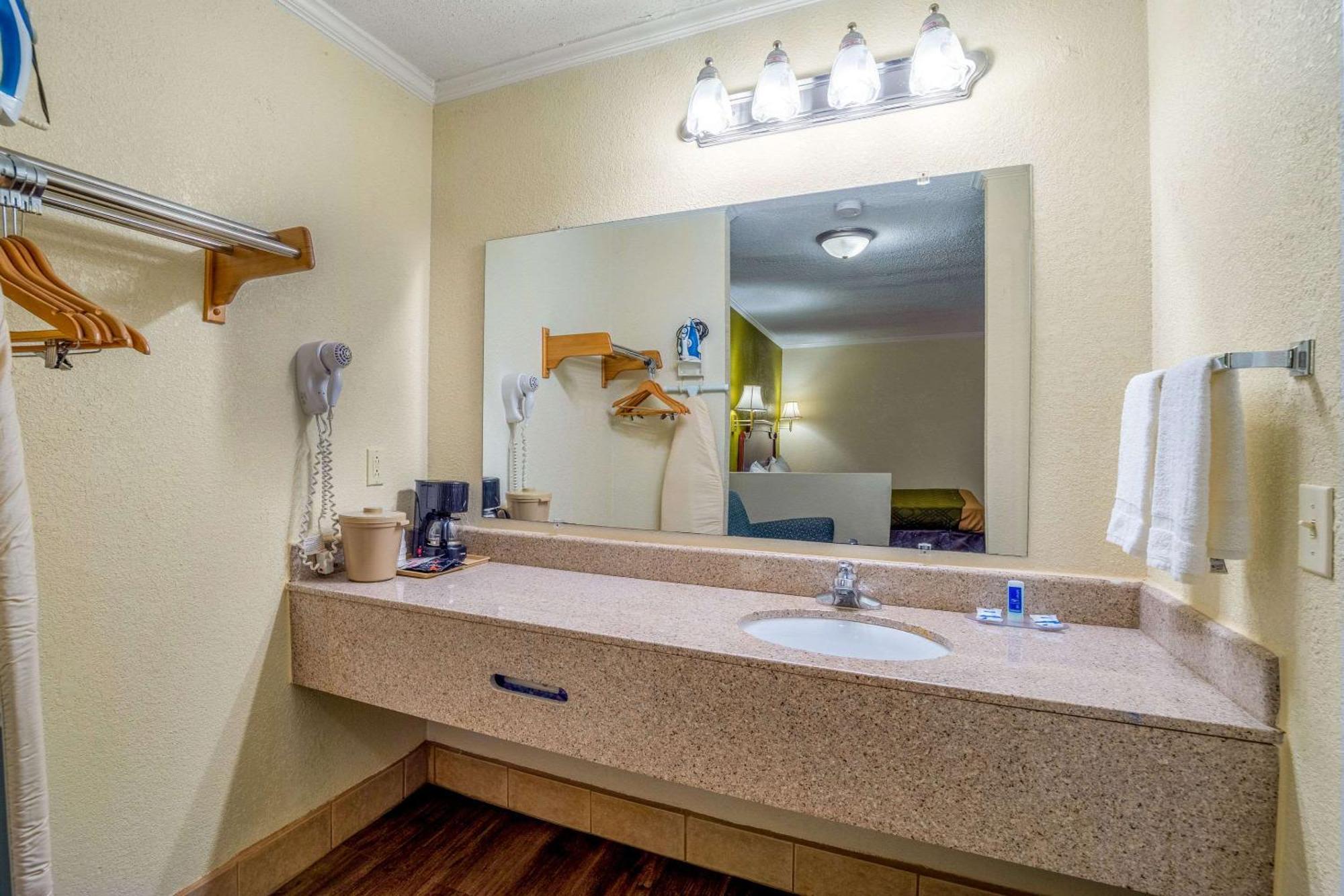 Rodeway Inn & Suites Fort Jackson Колумбия Экстерьер фото