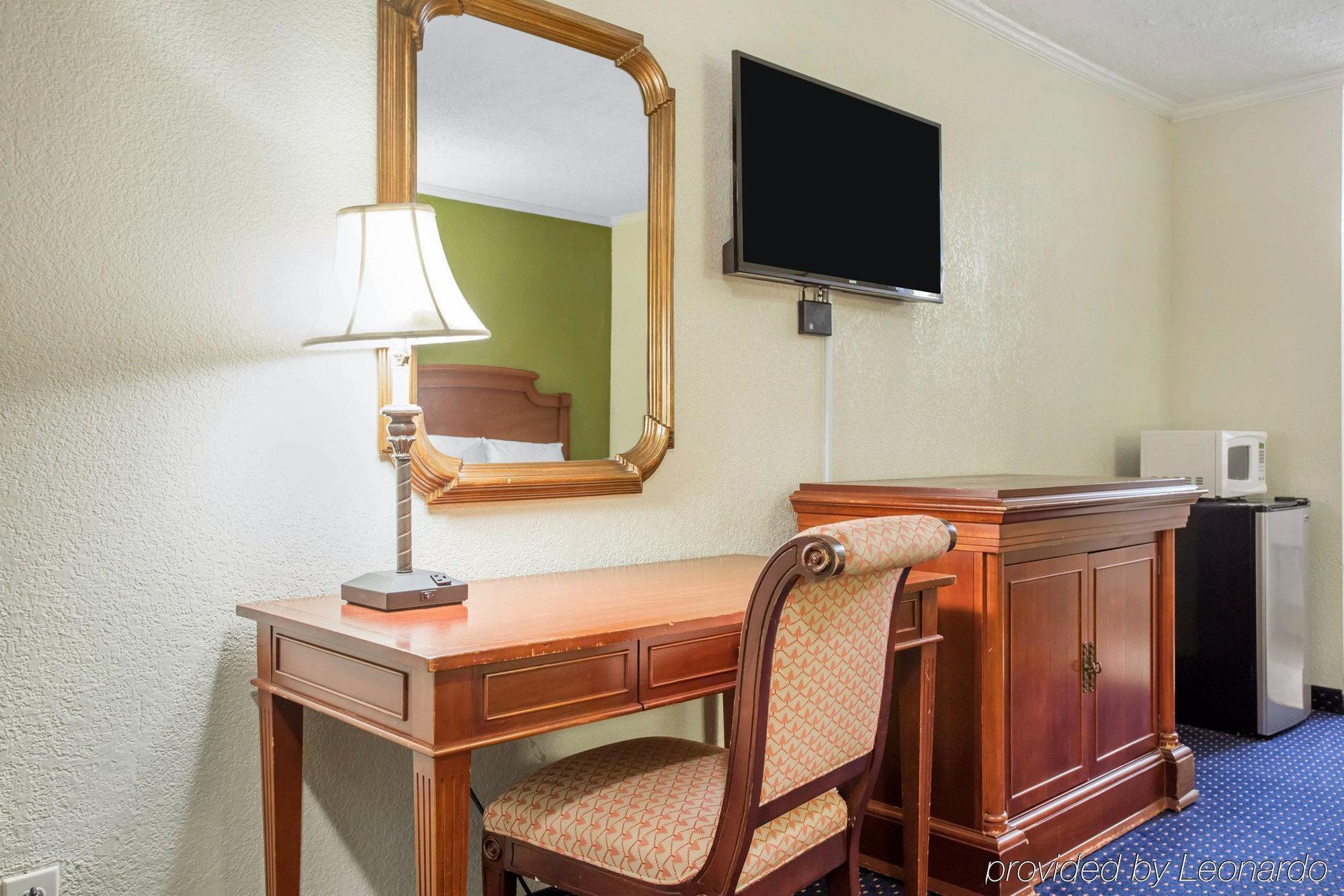 Rodeway Inn & Suites Fort Jackson Колумбия Экстерьер фото