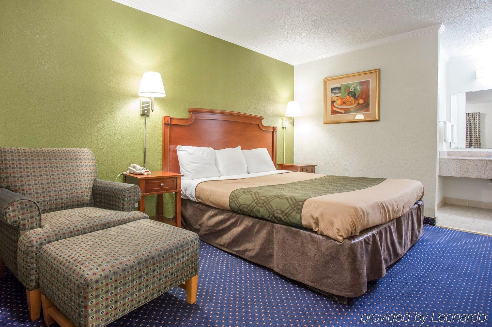 Rodeway Inn & Suites Fort Jackson Колумбия Экстерьер фото