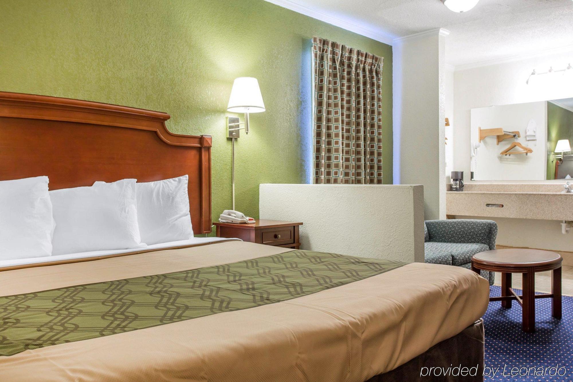 Rodeway Inn & Suites Fort Jackson Колумбия Экстерьер фото