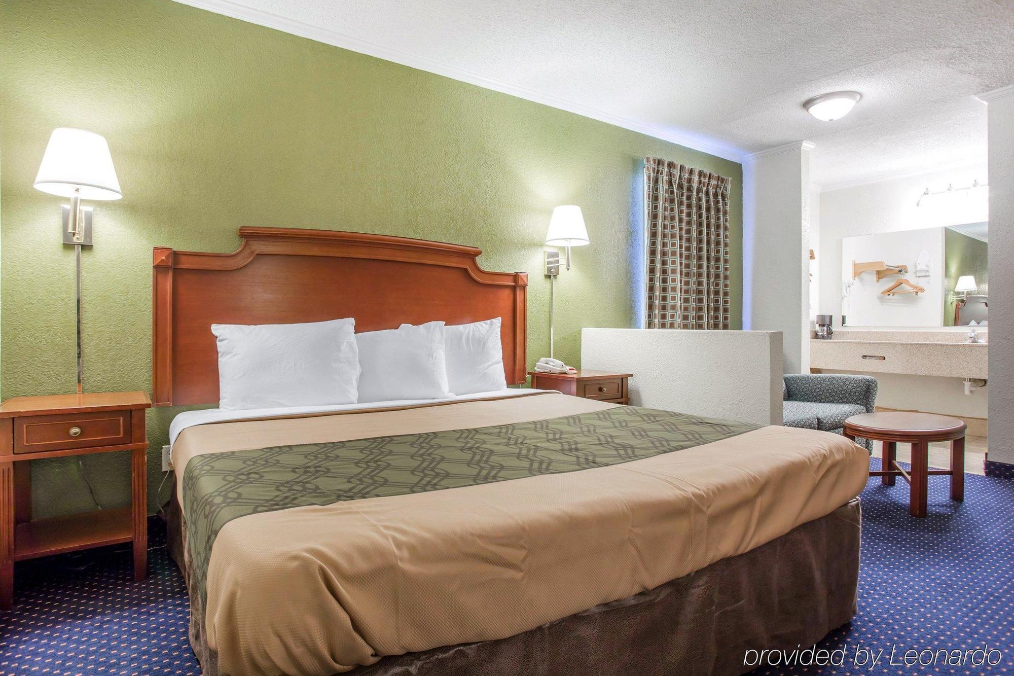 Rodeway Inn & Suites Fort Jackson Колумбия Экстерьер фото