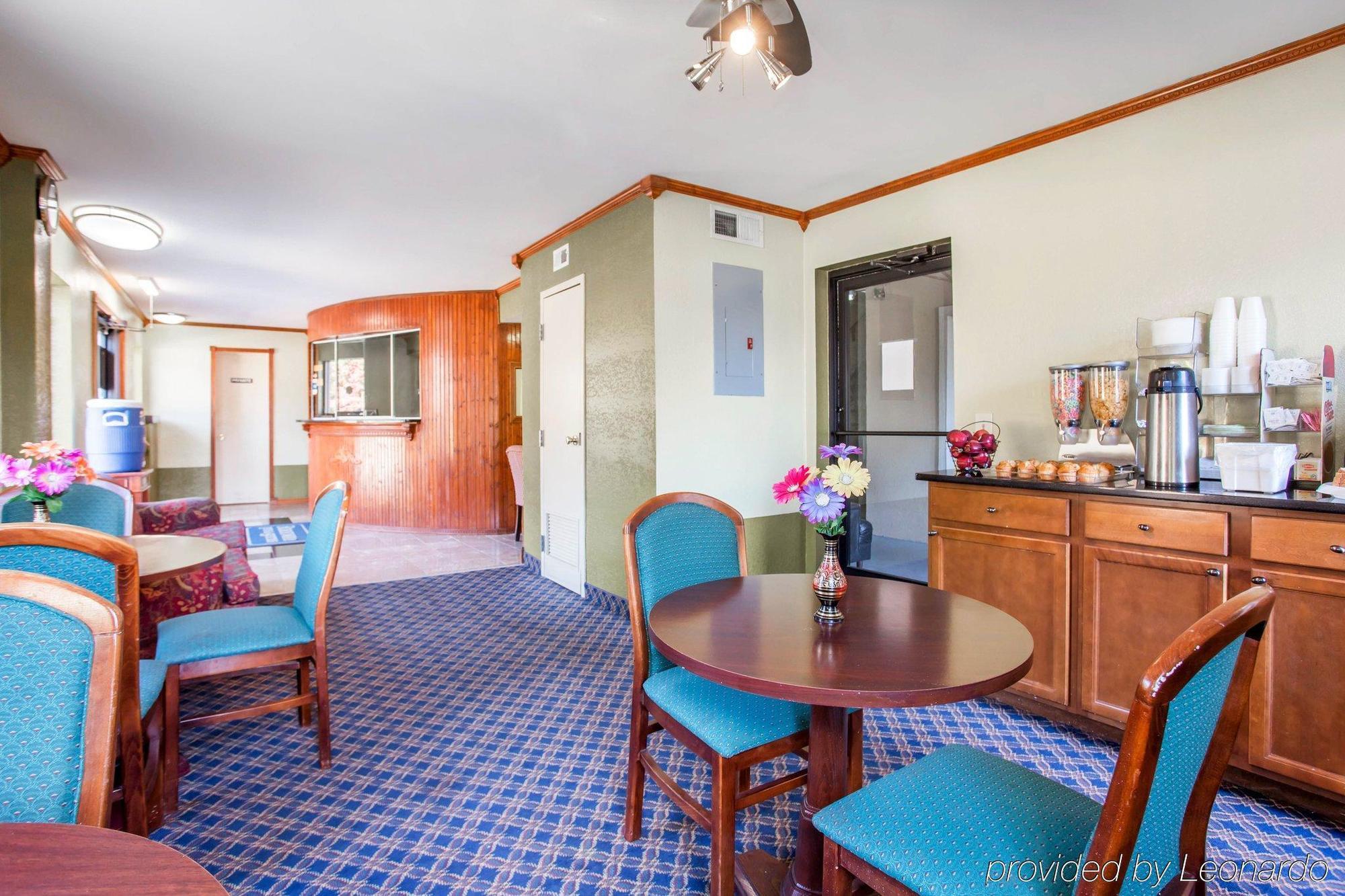 Rodeway Inn & Suites Fort Jackson Колумбия Экстерьер фото