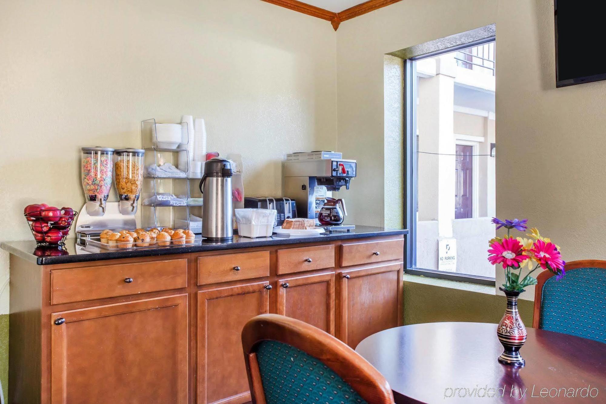 Rodeway Inn & Suites Fort Jackson Колумбия Экстерьер фото